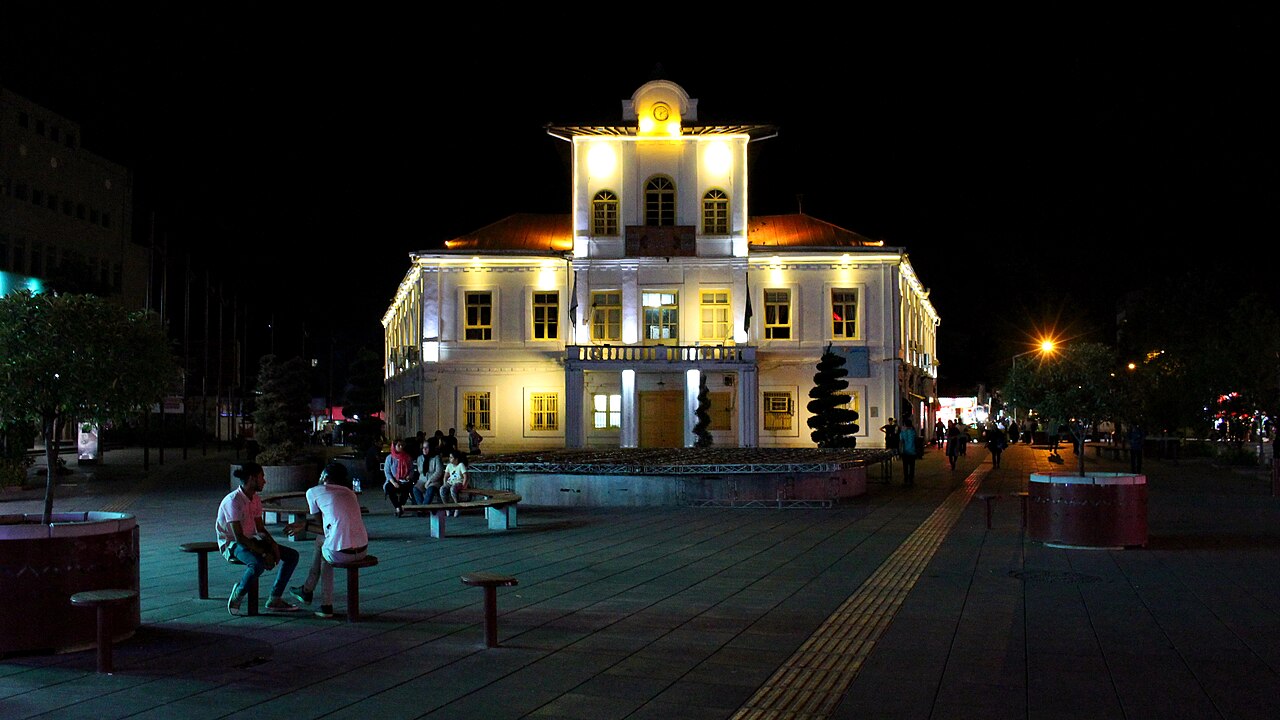 میدان شهرداری رشت در شب